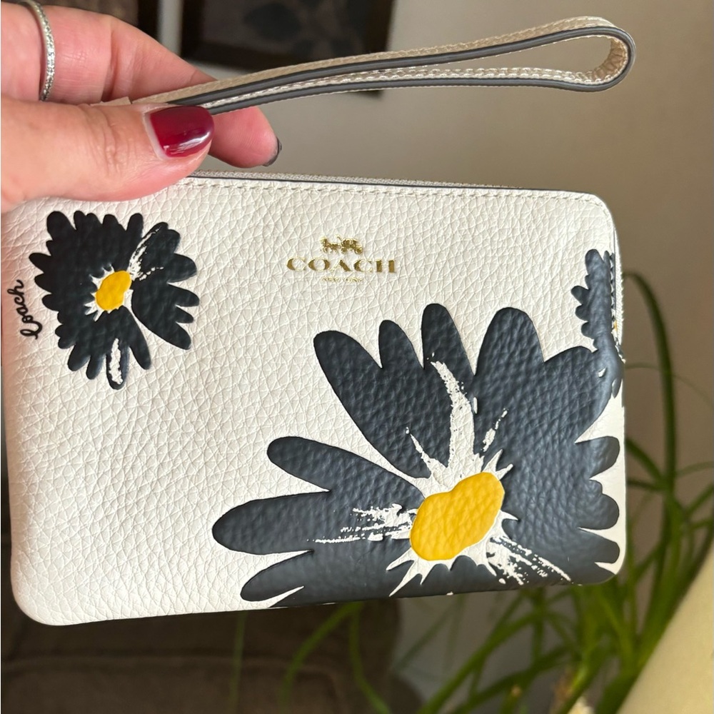 Authentic COACH Leather floral zip card wristlet - Picture 2 of 10